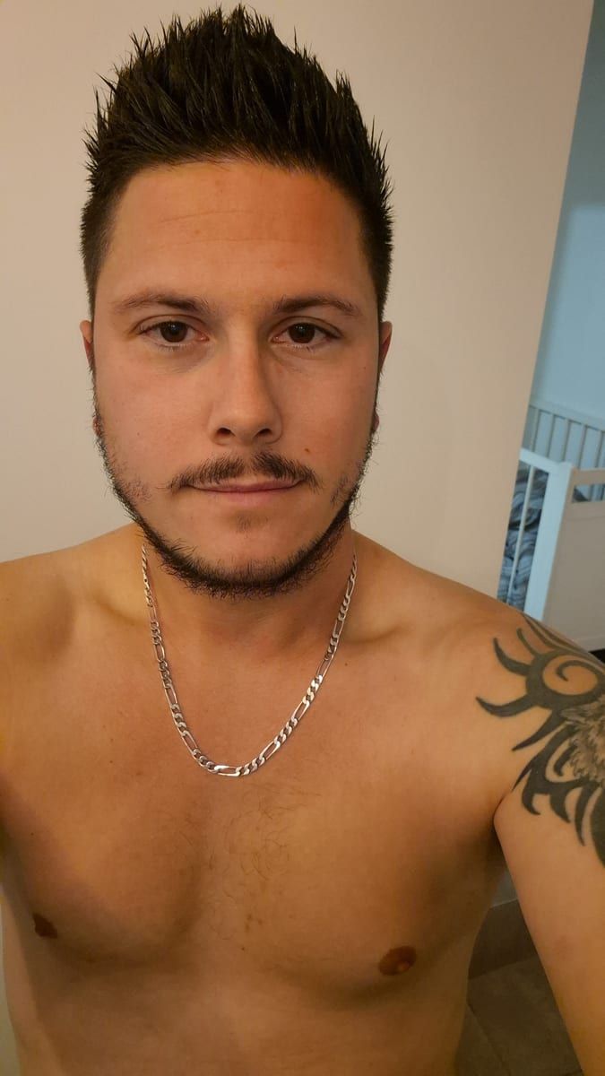 Josias - Gay in Dümpelfeld Profil von Josias, 30 Jahre, Gay in Dümpelfeld (Rheinland-Pfalz)